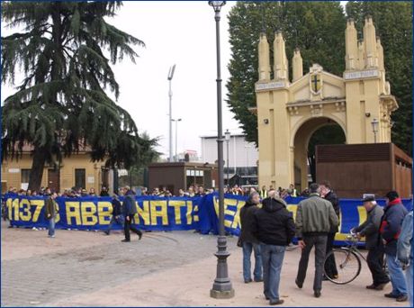 I BOYS aspettano la squadra davanti all'ingresso monumentale del Tardini, dietro lo striscione: '11373 abbonati: meritateli!'