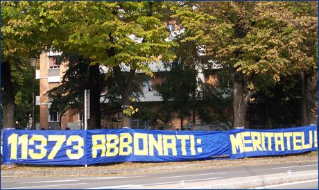 Lo striscione '11373 abbonati: meritateli!' del Gruppo  appeso in viale Partigiani, davanti all'ingresso della Curva Nord