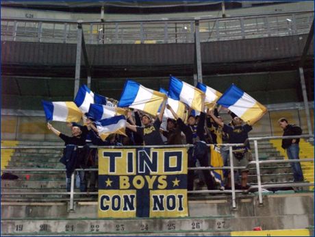 BOYS PARMA a Palermo per Palermo-Parma. Tricolori giallo-blu-bianchi stesi