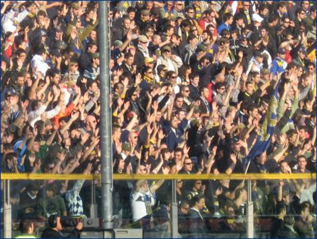 BOYS, Curva Nord di Parma. Mani alzate