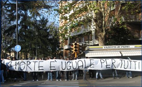 Viale Partigiani d'Italia, zona Stadio Tardini. I BOYS espongono lo striscione: 'La morte  uguale per tutti'