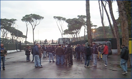 Tifosi gialloblu fuori dai cancelli. Si attende il ventesimo del primo tempo per entrare nel settore ospiti.