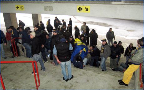 Tifosi gialloblu sulle scale che conducono al settore ospiti. Si attende il ventesimo del primo tempo per entrare.