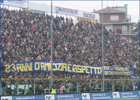 BOYS, Curva Nord di Parma. Striscione: '23 anni d'amicizia e rispetto, dove li trovate nel vostro mondo 'perfetto'?'