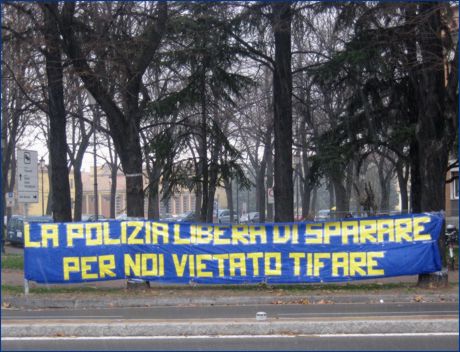 Viale Partigiani (zona stadio Tardini di Parma, davanti ai cancelli della Curva Nord), striscione BOYS: 'La Polizia libera di sparare per noi vietato tifare'