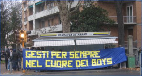 Viale Partigiani (zona stadio Tardini di Parma, davanti ai cancelli della Curva Nord), striscione BOYS: 'Gesti per sempre nel cuore dei Boys'