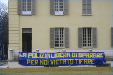 Petitot di p.le Risorgimento (zona stadio Tardini di Parma), striscione BOYS: 'La Polizia libera di sparare, per noi vietato tifare'