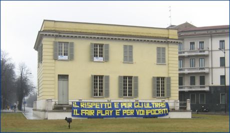 Petitot di p.le Risorgimento (zona stadio Tardini di Parma), striscione BOYS: 'Il rispetto  per gli ultras, il fair play  per voi ipocriti'