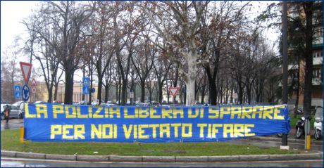 V.le Partigiani (zona stadio Tardini di Parma), striscione BOYS: 'La Polizia libera di sparare, per noi vietato tifare'