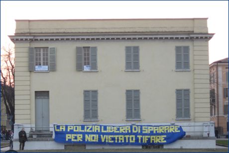 Petitot di p.le Risorgimento (zona stadio Tardini di Parma), striscione BOYS: 'La Polizia libera di sparare, per noi vietato tifare'