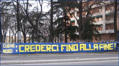 V.le Partigiani (zona stadio Tardini di Parma), striscione BOYS: 'Curva Nord: crederci fino alla fine!'