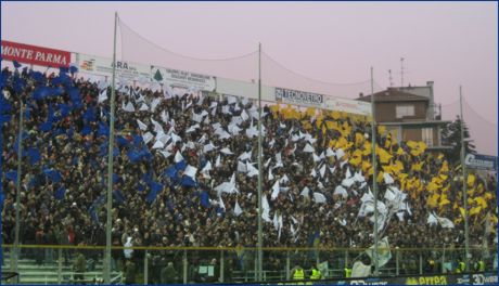 BOYS, Curva Nord di Parma. Coreografia di bandierine (gialle, bianche e blu)