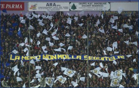 BOYS, Curva Nord di Parma. Striscione: 'La Nord non molla. Seguitela!