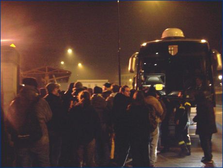 I BOYS fermano il pullman del Parma Calcio davanti ai cancelli del Tardini