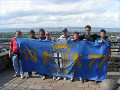 BOYS Parma a Glasgow (Scozia) per Celtic-PARMA, uniti dietro lo striscione '1977'