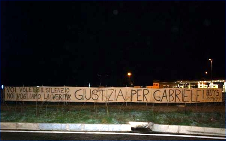 Autogrill Badia al Pino (AR). Striscione BOYS: 'Voi volete il silenzio, noi vogliamo la verit. Giustizia per Gabriele! BOYS 1977'