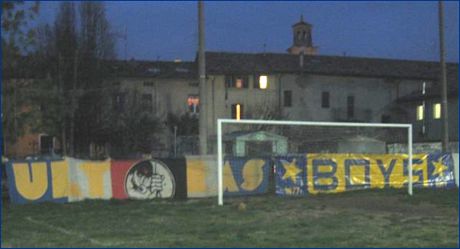 Sabato. Campo parrocchiale di S. Pancrazio, partita BOYS-UTC, striscione ULTRAS e striscione BOYS fianco a fianco