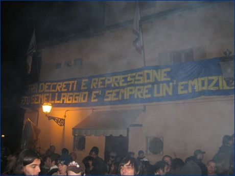 Sabato. Circolo Giovane Italia, Parma. Festa del gemellaggio. Striscione BOYS: 'Tra decreti e repressione questo gemellaggio  sempre un'emozione'