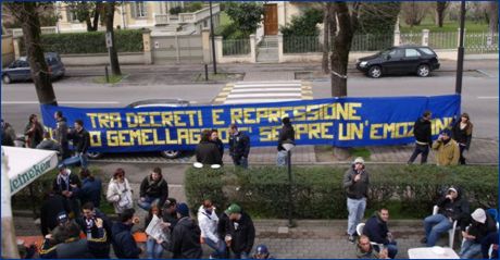 Bar Gianni, Parma. Pranzo del gemellaggio. Striscione BOYS: 'Tra decreti e repressione questo gemellaggio  sempre un'emozione'