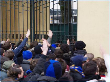 Stadio Tardini, ingresso monumentale. Contestazione