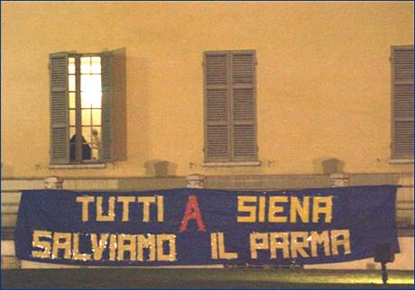 Petitot di p.le Risorgimento. Striscione BOYS: 'Tutti A Siena. Salviamo il Parma'