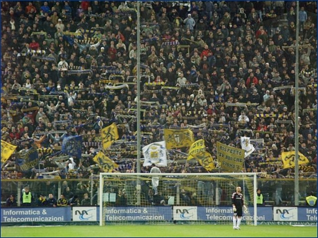 Curva Nord di Parma. Sciarpata