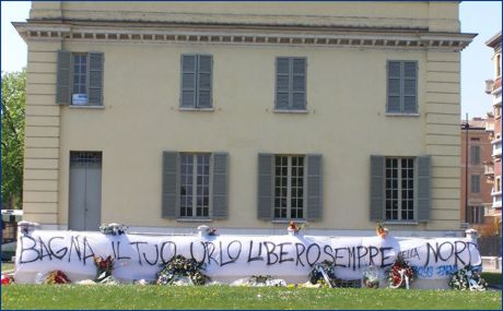 Petitot di p.le Risorgimento. Striscione: 'Bagna il tuo urlo libero sempre nella Nord - Boys Parma 1977'