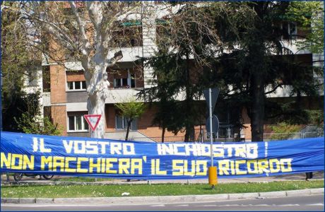 V.le Partigiani, zona stadio Tardini. Striscione BOYS: 'Il vostro inchiostro non macchier il suo ricordo'