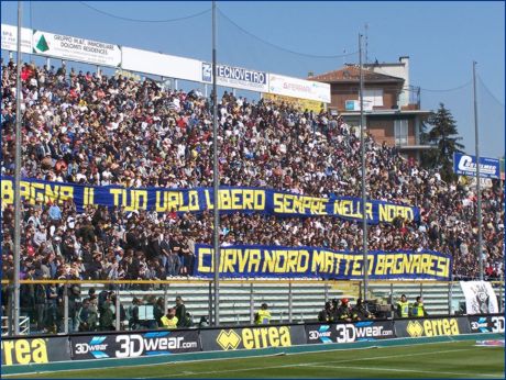 BOYS, Curva Nord di Parma, striscioni: 'Bagna il tuo urlo libero sempre nella Nord' e 'Curva Nord Matteo Bagnaresi'