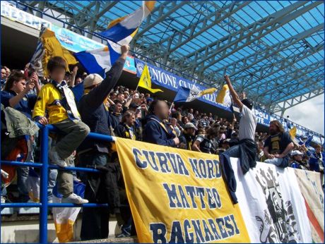 BOYS PARMA ad Empoli per Empoli-PARMA, in gradinata insieme agli empolesi. Striscione BOYS: 'Curva Nord Matteo Bagnaresi'