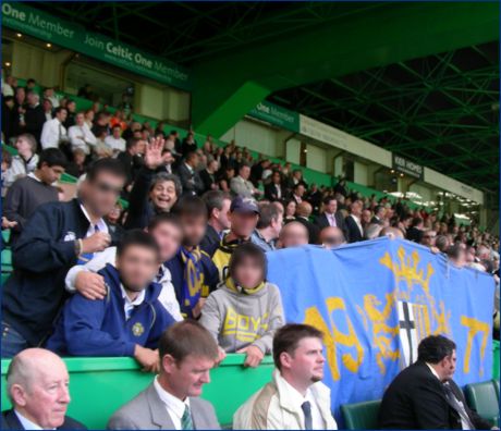 BOYS Parma a Glasgow (Scozia) per Celtic-PARMA. Lo striscione '1977'  sorretto al Celtic Park