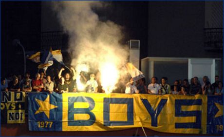 BOYS a Salsomaggiore Terme per PARMA-Spezia. Torce e tricolori giallo-blu-bianchi, dietro lo striscione, mentre i crociati entrano in campo.