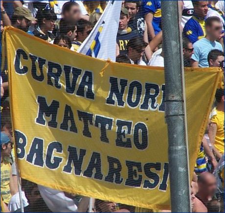 BOYS, Curva Nord di Parma. Striscione su due aste: Curva Nord Matteo Bagnaresi