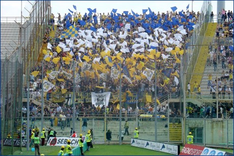 Parmigiani a Firenze per Fiorentina-PARMA. Bandierine bianche, gialle e blu