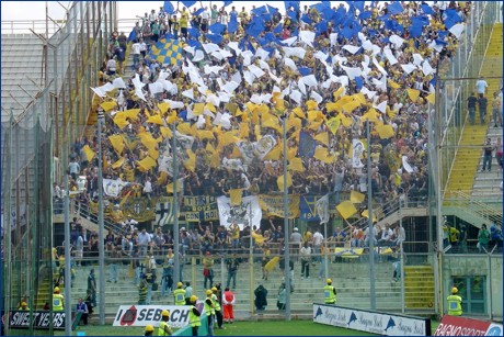 Parmigiani a Firenze per Fiorentina-PARMA. Bandierine bianche, gialle e blu