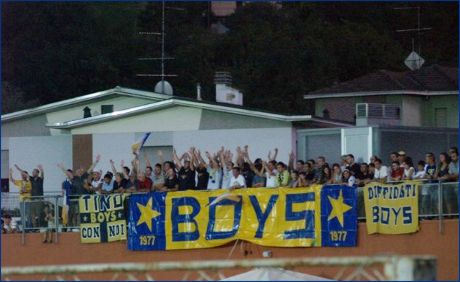 BOYS a Salsomaggiore Terme per PARMA-Spezia. Mani alzate. In foto lo striscione BOYS in pvc, 'Tino con noi' e 'Diffidati BOYS'.