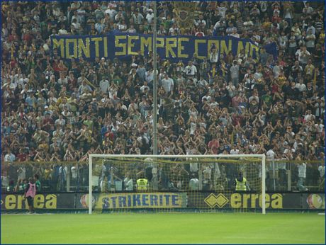 BOYS, Curva Nord di Parma. Striscione: 'Monti sempre con noi e battimani