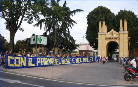 Iniziativa: Nuova avventura giallobl. Ultras e tifosi attendono la squadra davanti ai cancelli del Tardini, dietro lo striscione 'Con il Parma nel bene e nel male'