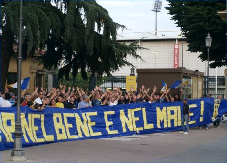 Iniziativa: Nuova avventura giallobl. Ultras e tifosi attendono la squadra davanti ai cancelli del Tardini, tutti con le mani alzate dietro lo striscione 'Con il Parma nel bene e nel male'