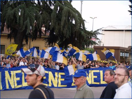 Iniziativa: Nuova avventura giallobl. Ultras e tifosi cantano aspettando la squadra davanti ai cancelli del Tardini