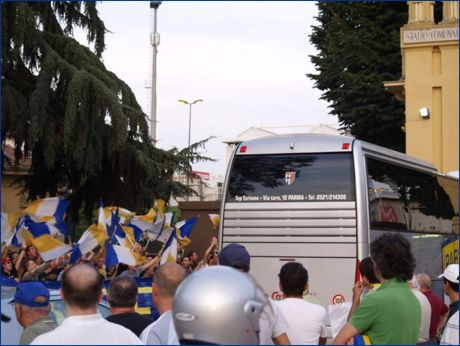 Iniziativa: Nuova avventura giallobl. Ultras e tifosi, davanti ai cancelli del Tardini, cantano e sventolano per salutare l'ingresso del pullman della squadra