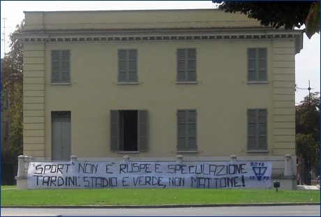 Striscione BOYS al Petitot di p.le Risorgimento: ''Sport'' non  ruspe e speculazione. Tardini: stadio e verde, non mattone!''