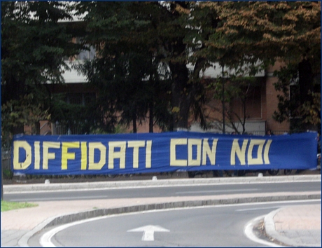 Striscione BOYS in viale Partigiani: ''Diffidati con noi''