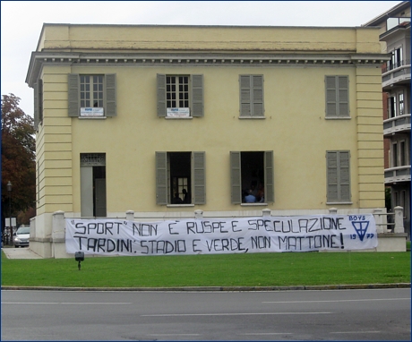 Striscione BOYS al Petitot di p.le Risorgimento: '''Sport'' non  ruspe e speculazione. Tardini: stadio e verde, non mattone!'''