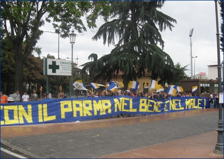 Iniziativa: Buone abitudini giallobl. Ultras e tifosi attendono la squadra davanti ai cancelli del Tardini, dietro lo striscione ''Con il Parma nel bene e nel male''