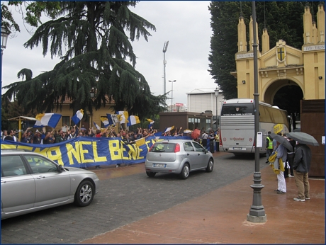 Iniziativa: Buone abitudini giallobl. Il pullman del Parma entra al Tardini. Ultras e tifosi salutano la squadra dietro lo striscione ''Con il Parma nel bene e nel male'', cantando e sventolando tricolori parmigiani