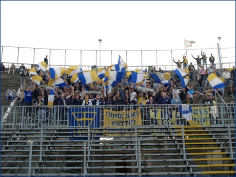 BOYS PARMA a Bergamo per Albinoleffe-PARMA. Tricolori parmigiani al vento. Sono appesi gli striscioni: ''Curva Nord Matteo Bagnaresi'', ''Tino con noi - BOYS'', ''BOYS Diffidati''