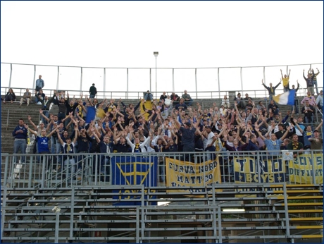 BOYS PARMA a Bergamo per Albinoleffe-PARMA. Battimani. Sono appesi gli striscioni: ''Curva Nord Matteo Bagnaresi'', ''Tino con noi - BOYS'', ''BOYS Diffidati''