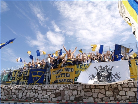 BOYS PARMA a Grosseto per Grosseto-PARMA. Sono visibili gli striscioni: ''Tino con noi - BOYS'', Scudo crociato BOYS, ''Curva Nord Matteo Bagnaresi'', ''BOYS Diffidati'', lo stendardo del Bagna