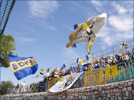 BOYS PARMA a Grosseto per Grosseto-PARMA. Bandieroni al vento. Sulla destra  visibile lo striscione ''La fede non si diffida''